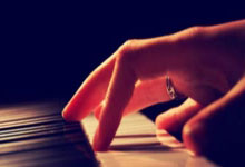 蜂鸟电竞：体坛名场面｜周继红和全红婵这个合影挺微妙.